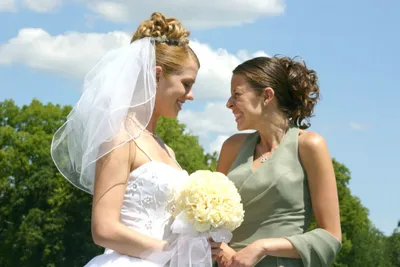 Невеста и свидетельница на свадьбе - 70 photo