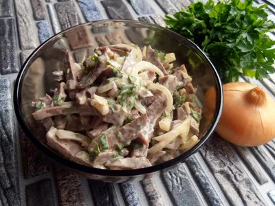 Салат свиное сердце с маринованным луком рецепт с фото пошагово - 1000.menu