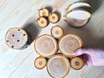Поделки из спилов дерева (110 фото): создания декора из спилов дерева своими  руками для начинающих