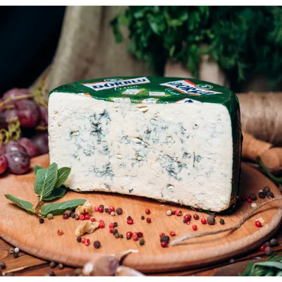 Купить сыр мягкий Дор Блю по-итальянски с благородной плесенью 50% +-100 г,  цены на Мегамаркет | Артикул: 100036989414