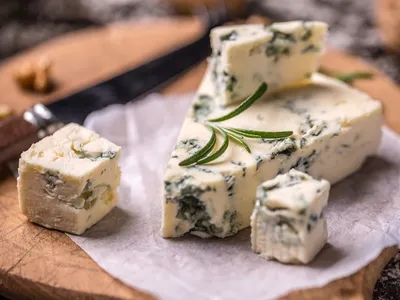 Сыр Дорблю с голубой плесенью 50% 100 г., цена – купить с доставкой в  официальном интернет-магазине Мираторг