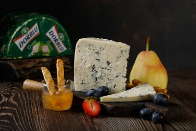Сыр с плесенью ДорБлю Роял Блу \"Käserei\" 55% голова 2.5 kg купить в  интернет-магазине «Сырная Карта»