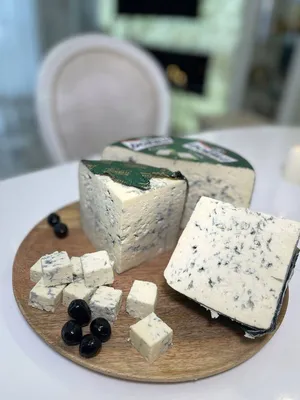 Сыр с голубой плесенью Дор Блю