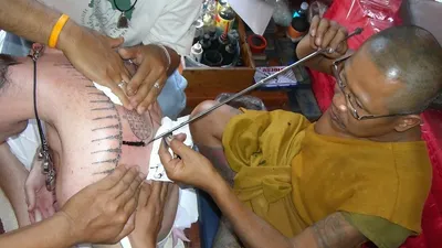 Tattoo Moda - Сак Янт (Sak Yant). Это тайские обереги. Их делают в храмах и  в тату студиях. У каждого свое предпочтение, где их наносить. Обереги на  разные темы, есть обереги направленные