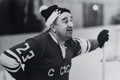 Легендарный тренер СССР Тарасов заставил встать на колени канадца. До этого  советские хоккеисты избили соперников | Sport24.ru | Дзен