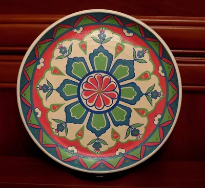 Гончарная керамическая тарелка с орнаментом в магазине сувениров TerraKOT
