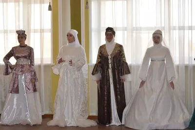 Татарский национальный костюм: платье с воланами, жилетка и головной убор с  вуалью.