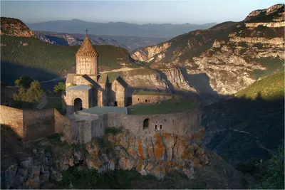 Tours in Armenia - Татевский монастырь (основан в 10 в. н.э.)находится в  Сюникском регионе РА, на юге села Татев. Существует красивая легенда о  происхождении названия этого монастыря: когда мастер, строивший монастырь  Татев,