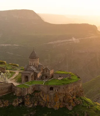 Вид с воздуха в монастырь татев в Армении Стоковое Изображение -  изображение насчитывающей дел, красивейшее: 170868449