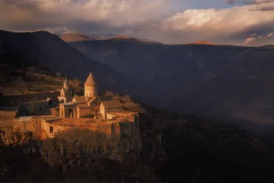 Я всегда с собой беру фото камеру - Монастырь Татев - завораживающая  достопримечательность Армении. Реально неприступная крепость в окружении  гор. По дороге к крепости захватывает дух от пейзажей 🥰 P.S. Для тех,