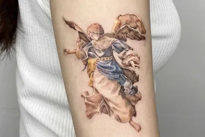Татуировка мужская чикано на груди ангел | Татуировки, Мужские татуировки  на плече, Молящиеся руки татуировка