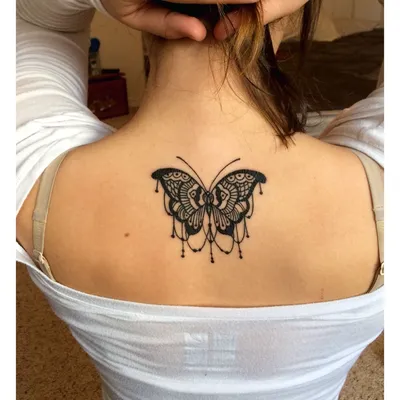 Тату бабочка на спине у женщины. | Премиум Фото