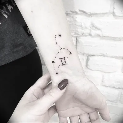 фото женской татуировки в стиле геометрия графика лайнворк на спине знак  зодиака близнецы / Тату салон «Дом Элит Тату»