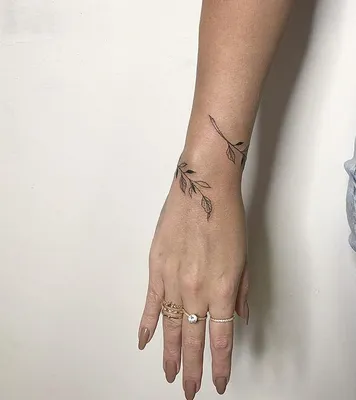 Фото тату браслет с бусинами на руке сделать в тату салоне в Москве по  низкой цене