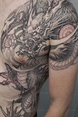 Тату дракона на плече япония | Dragon tattoo chest, Dragon sleeve tattoos,  Dragon tattoo shoulder