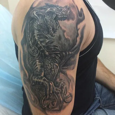 фото женской черно-белой татуировки на плече в стиле реализм графика дракон  фэнтези / Тату салон «Дом Элит Тату»