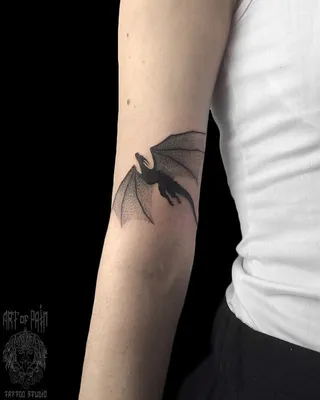 Татуировка с драконом на руке от студии Syndicate Tattoo