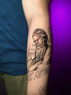 Тату надпись fortes fortuna adjuvat - фото салона Tattoo Times, узнай цену  на сайте.