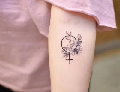 Женские тату на руке 2022-2023: модные тату-эскизы для девушек, фото | Hand  henna, Hand tattoos, Tattoos