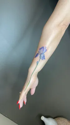 Сегодня был необычный цветок, ирис💜 Получила удовольствие от процесса,  все-таки цветные татуировки делать я люблю) если не… | Instagram