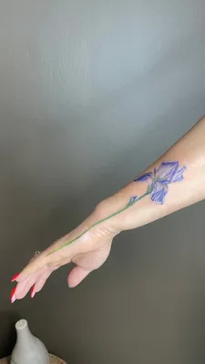 Татуировка женская графика на бедре ирисы 3390 | Art of Pain