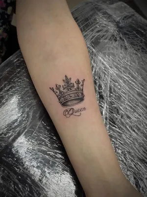 Тату карона женская | Tattoo designs wrist, Simplistic tattoos, Crown  tattoo design