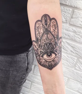 Тату хамса на предплечье - фото салона Tattoo Times, узнай цену на сайте.