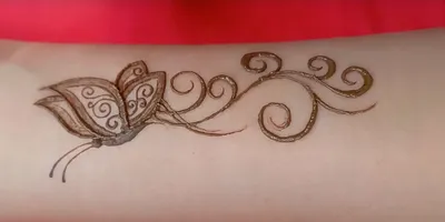 Тату хной,мехенди на бедре | Tatuagem de henna, Tatuagem braço inteiro  feminino, Tatuagem no dedo