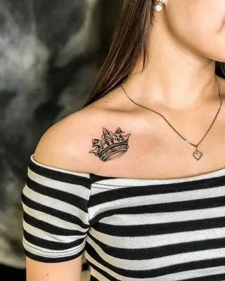 Татуировка на спине у девушки - корона — KissMyTattoo.ru