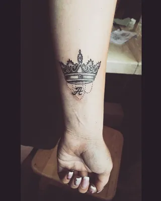 Татуировка - корона и инициал. Тату сделана по эскизу клиентки. Студия  художественной татуировки и пирсинга Evolu… | Маленькое тату на руки, Татуировка  корона, Тату
