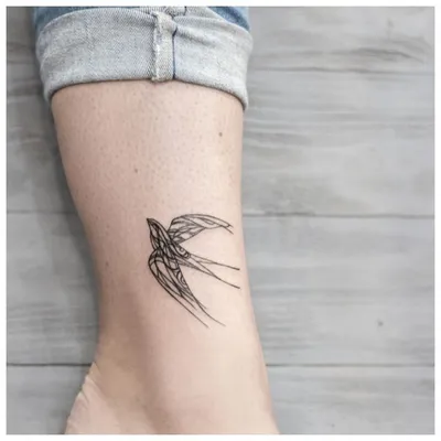 Татуировка женская олд скул на ноге ласточка пораженная стрелой 4304 | Art  of Pain