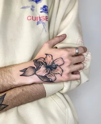 Фото тату лилия акварель с надписью nunca te rindas сделать в тату салоне в  Москве по низкой цене