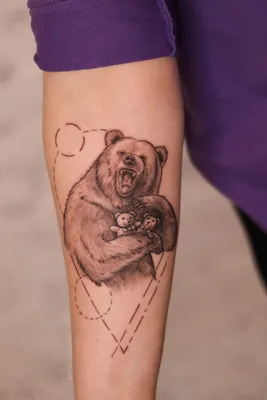Фото тату медведь на фоне леса сделать в тату салоне в Москве по низкой цене