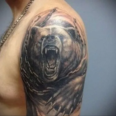 фото мужской татуировки на руке в стиле реализм графика оскал медведя и лес  / Тату салон «Дом Элит Тату»