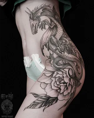 Татуировка женская графика на боку дракон и большой цветок - мастер  Анастасия Родина 4684 | Art of Pain