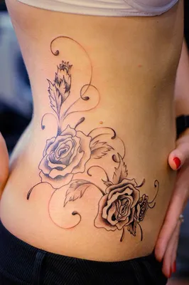 Черно-белое тату для девушек на боку. Женская татуировка на ребрах.  Татуировка для девушек | Тату на боку, Тату, Татуировки