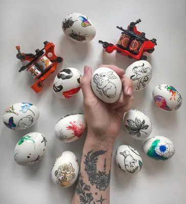 Переводные тату на яйцах как вариант декорирвоания - как вам идея? 😱☺️ Мне  так нравится! Ведь есть тату со словами, аккуратными силуэтами… | Instagram
