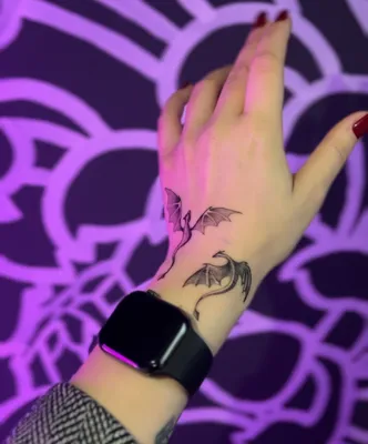 ЧУП «Тату Сервис» on Instagram: \"Тату на кисти руки сегодня является  трендом в татуировке и с каждым годом набирает обороты. Татуировки на  кистях рук выбирают яркие, стильные и неординарные люди, которые не