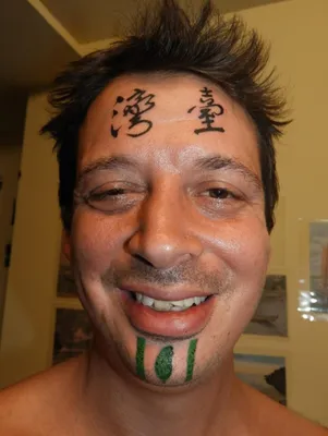 Бразилец с татуировкой «Я вор и идиот» на лбу попался на краже — Нож