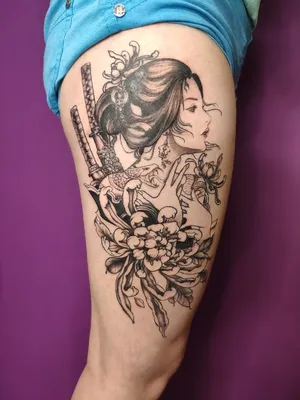КОТ TATTOO STUDIO | Тату на бедре для девушки - цветы. Красивая и  женственная татуировка в графике от мастера Kot Tattoo Studio | Дзен