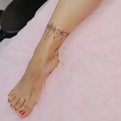 Татуировки для девушек на ноге +23 фото