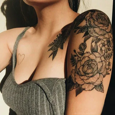 Кому тату: иероглифы, рыбки, змеи и примеры других маленьких татуировок для  девушек | Mixnews