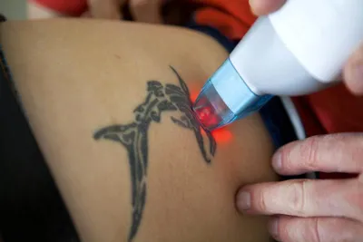 10 человек, которые набили татуировки на самых болезненных участках тела.  Фото | Папарацци | OBOZ.UA