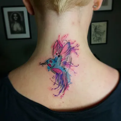 Татуировки на шее сзади у девушек. Фото и идеи для вдохновения - tatpix.ru