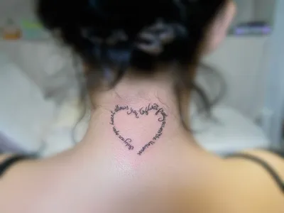 Татуировки на шее сзади: значение и идеи дизайнов - tattopic.ru