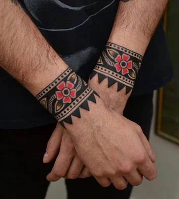 Маленькие татуировки на запястье для мужчин: 50 идей и их значение -  tattopic.ru