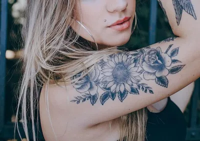 Татуировки вокруг руки для девушек: 10 лучших идей и их значение -  tattopic.ru