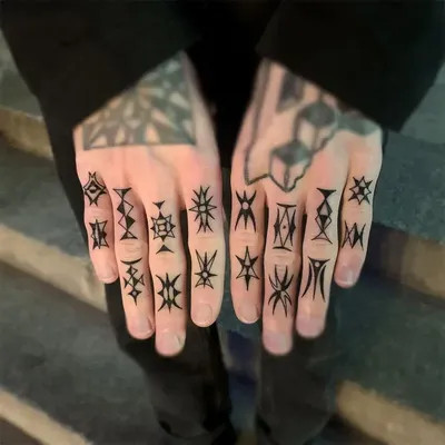 Нанесение тату на пальцы рук в Москве — 62 тату-мастера, проверенные  отзывы, цены и рейтинг на Профи