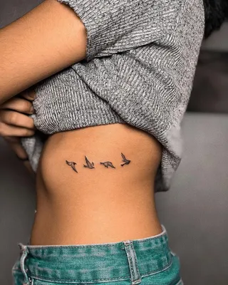 Татуировка на ребрах женские надписи: выбирай мудро - tattopic.ru
