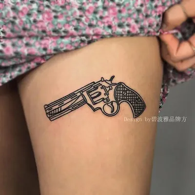Тату пистолет (82 фото) - эскизы и значение для девушек и мужчин на руке,  ноге, бедре, животе